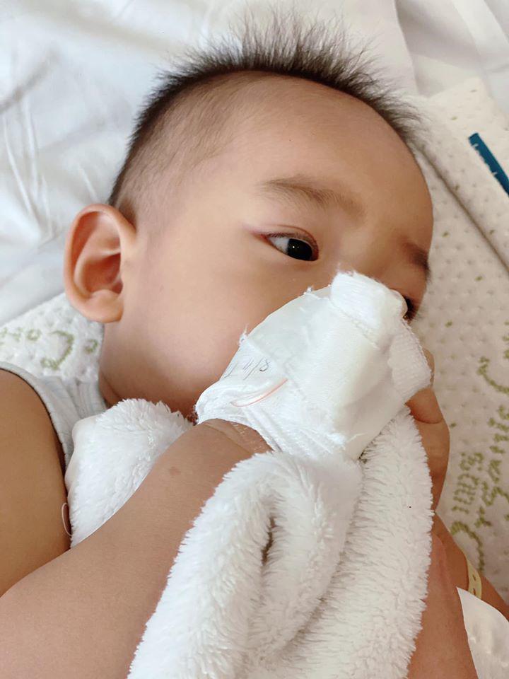 Con vừa khỏi ốm, Thúy Diễm đã khoe hình amp;#34;mông buông lơi hững hờamp;#34; của bé, dân mạng cười ngất - 4