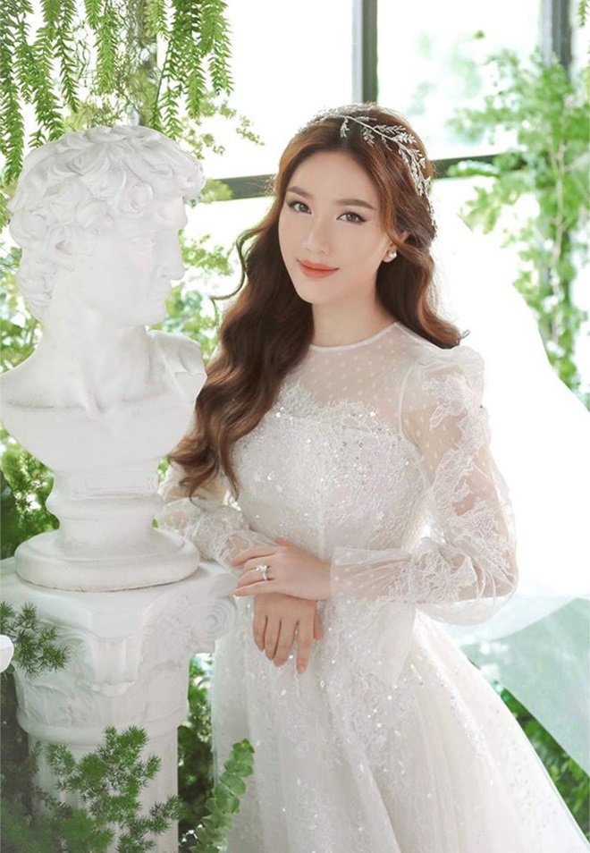 Bảo Thy cũng chi tiền tỷ làm đám cưới, nhưng trái với Đông Nhi chỉ mời 5 người nổi tiếng - 4