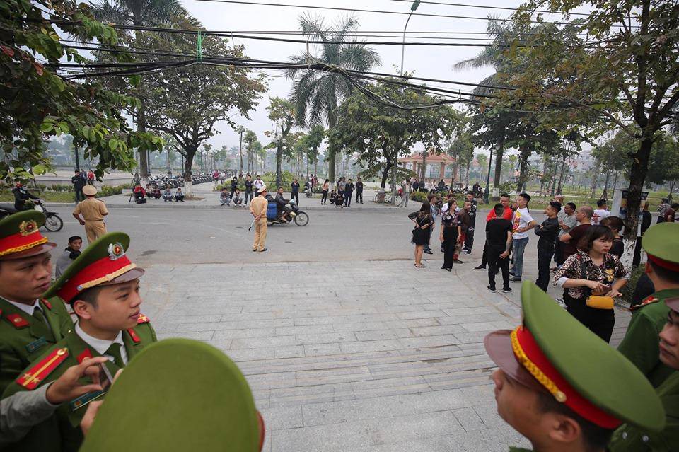 Khá Bảnh tươi cười vẫy tay chào như thần tượng khi hầu tòa khiến nhiều người bức xúc - 1