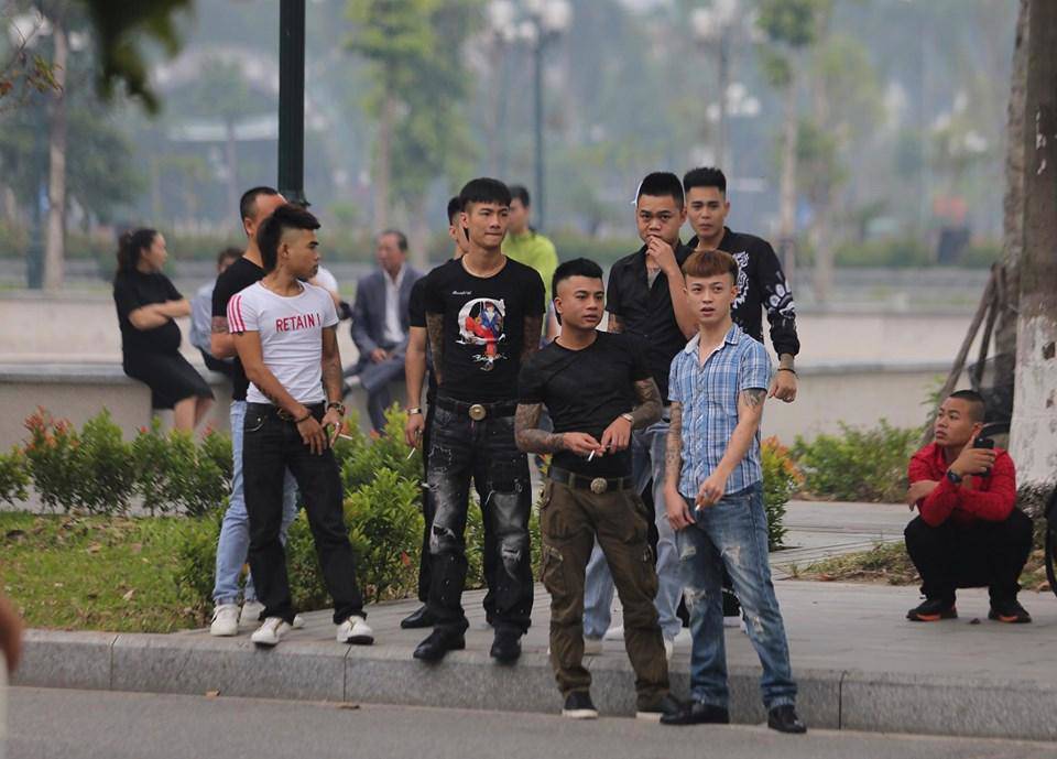 Khá Bảnh tươi cười vẫy tay chào như thần tượng khi hầu tòa khiến nhiều người bức xúc - 2