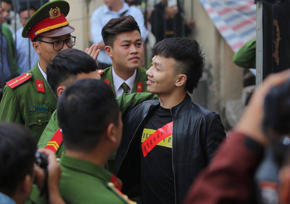 Khá Bảnh tươi cười vẫy tay chào như thần tượng khi hầu tòa khiến nhiều người bức xúc - 4