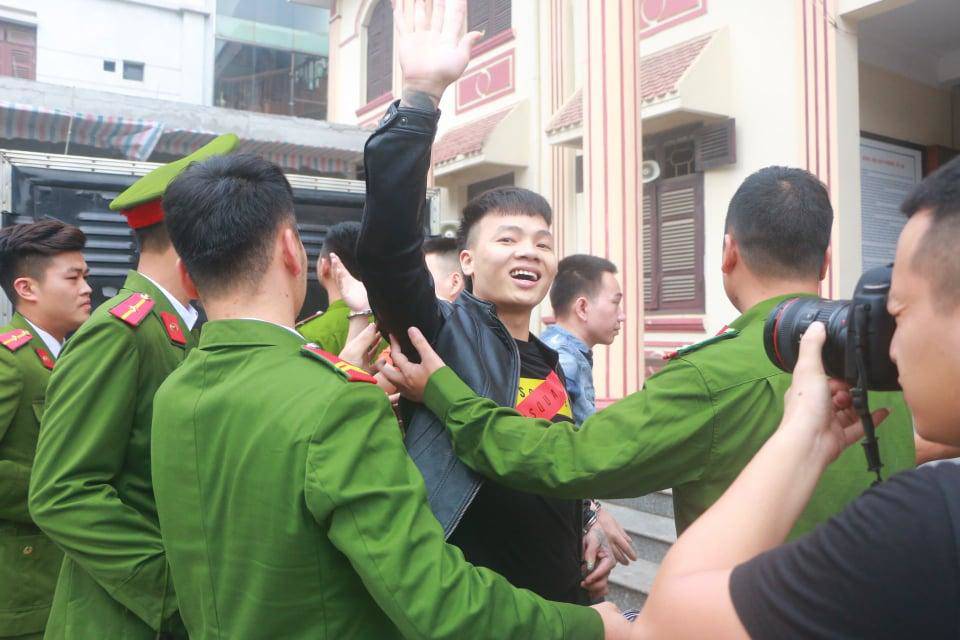 Khá Bảnh tươi cười vẫy tay chào như thần tượng khi hầu tòa khiến nhiều người bức xúc - 3