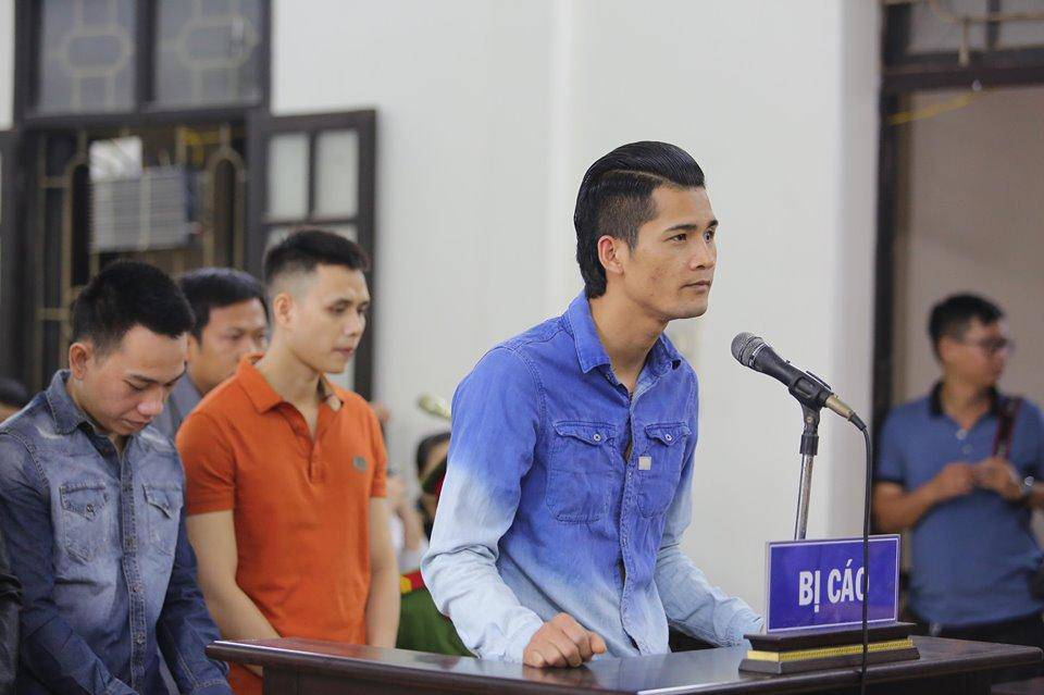 Khá Bảnh tươi cười vẫy tay chào như thần tượng khi hầu tòa khiến nhiều người bức xúc - 8
