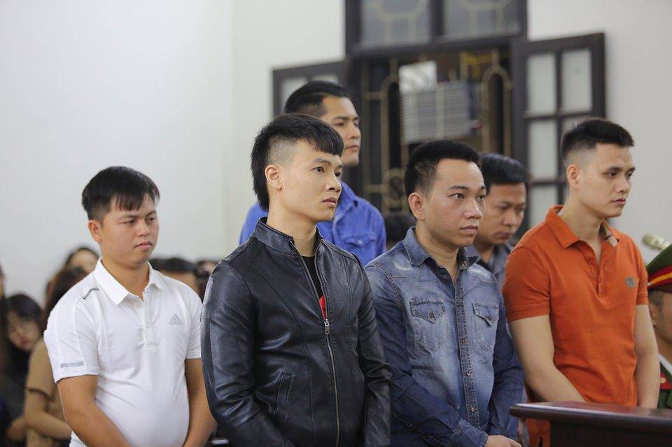 Khá Bảnh tươi cười vẫy tay chào như thần tượng khi hầu tòa khiến nhiều người bức xúc - 6