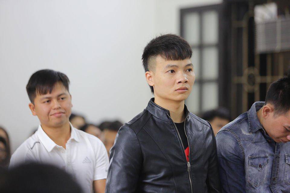 Khá Bảnh tươi cười vẫy tay chào như thần tượng khi hầu tòa khiến nhiều người bức xúc - 10
