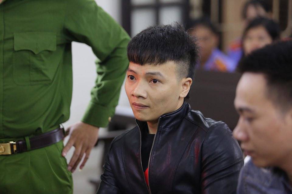 Khá Bảnh tươi cười vẫy tay chào như thần tượng khi hầu tòa khiến nhiều người bức xúc - 9