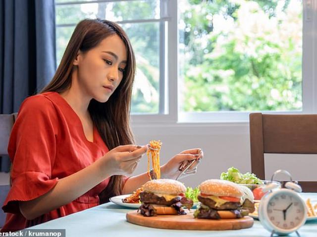 Chuyên gia khuyên không nên ăn tối sau 6 giờ kẻo làm tăng nguy cơ mắc bệnh tim
