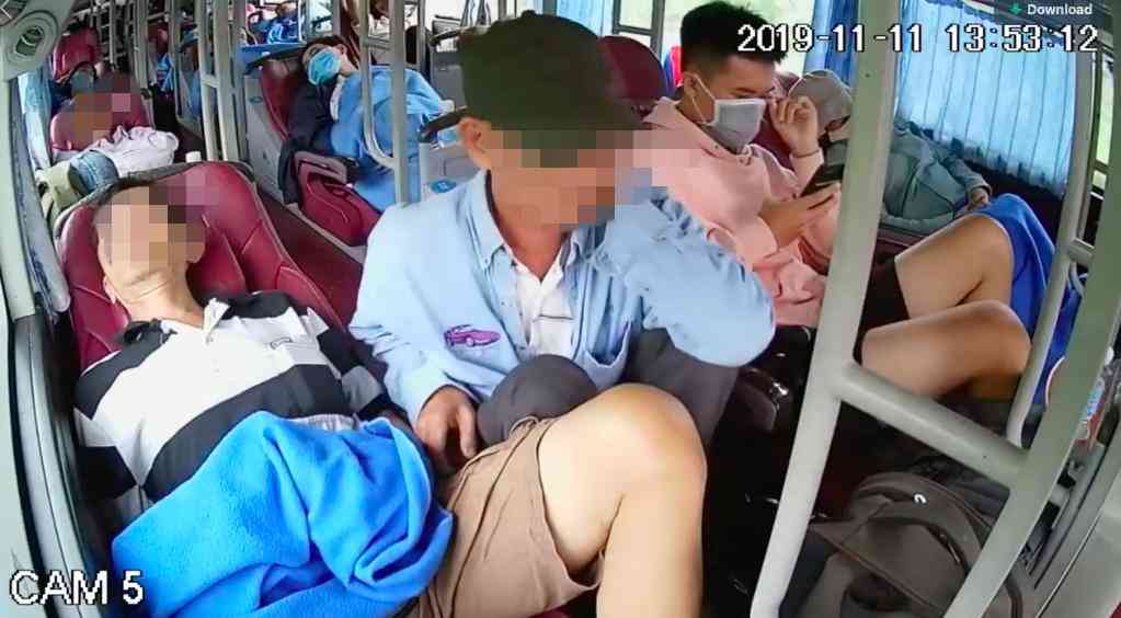 Ngủ trên xe khách, người đàn ông không hề biết đến amp;#34;bàn tay xấu xíamp;#34; của vị khách bên cạnh - 1