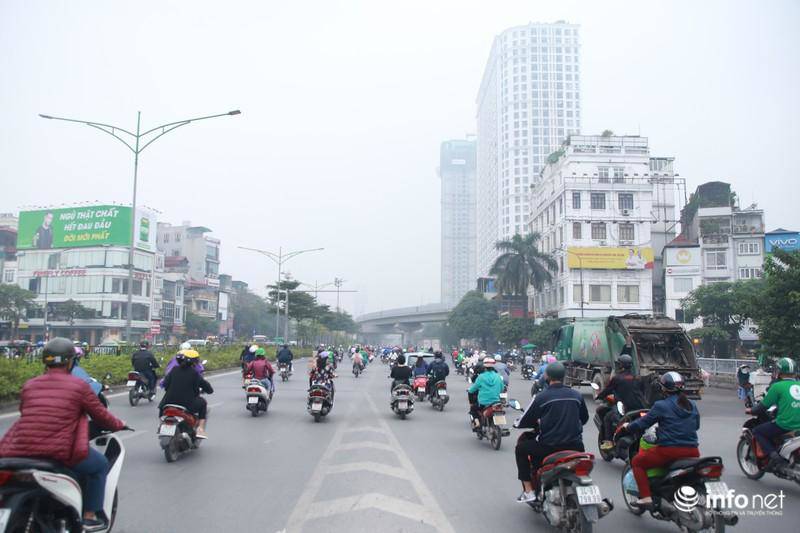 Giữa trưa, các tòa nhà cao tầng tại Hà Nội amp;#34;biến mấtamp;#34; sau lớp sương mờ ô nhiễm - 5