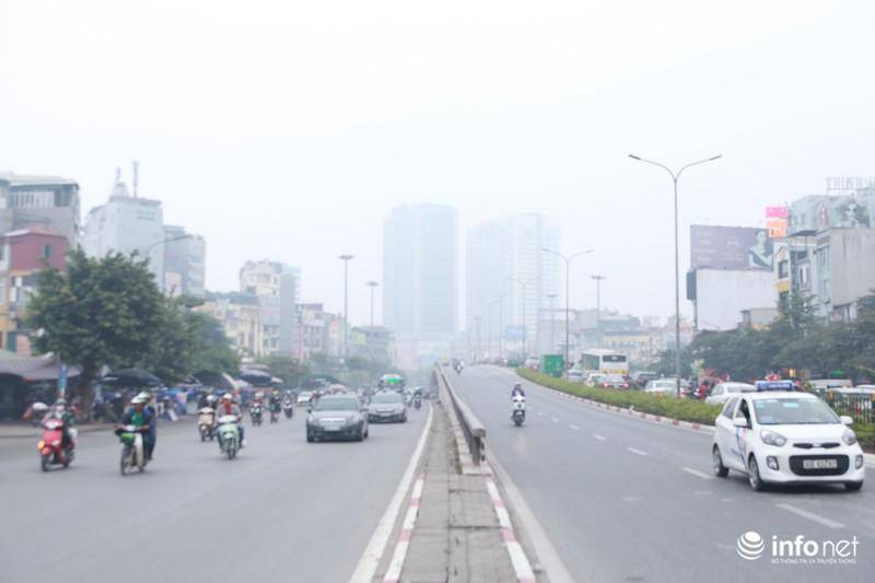 Giữa trưa, các tòa nhà cao tầng tại Hà Nội amp;#34;biến mấtamp;#34; sau lớp sương mờ ô nhiễm - 6