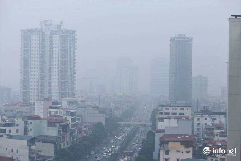 Giữa trưa, các tòa nhà cao tầng tại Hà Nội amp;#34;biến mấtamp;#34; sau lớp sương mờ ô nhiễm - 10
