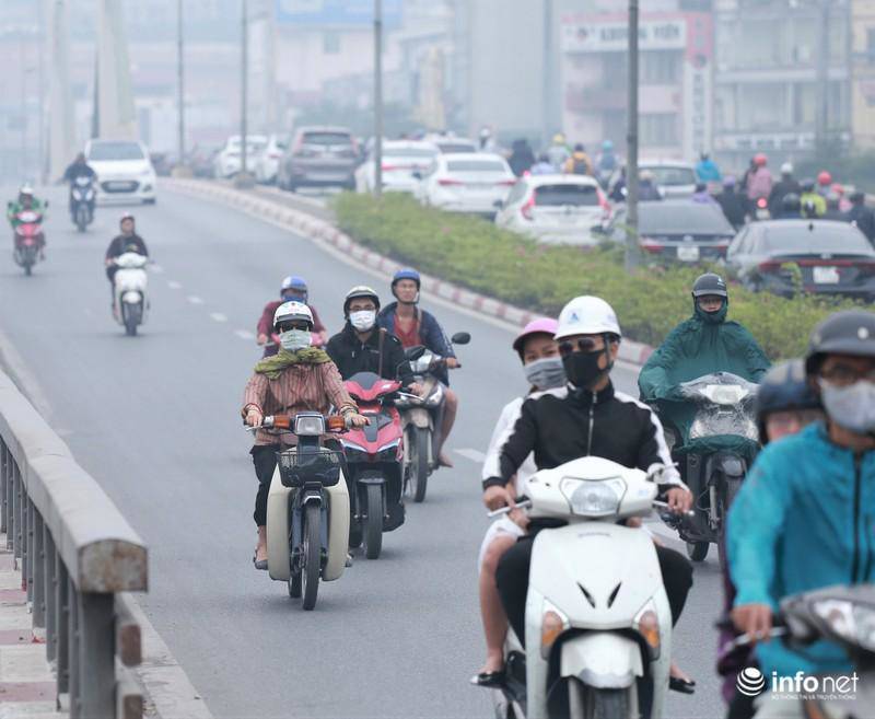 Giữa trưa, các tòa nhà cao tầng tại Hà Nội amp;#34;biến mấtamp;#34; sau lớp sương mờ ô nhiễm - 7
