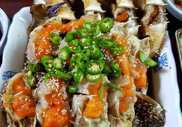 Nguyên liệu chính của món ăn là thứ cua nước ngọt. Nhưng do hiện tại khan hiếm nên người Hàn dùng loại cua đánh bắt ở biển để chế biến.