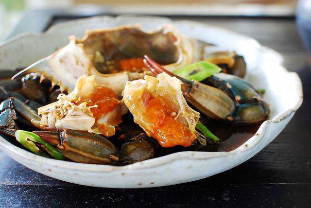 Khi món cua được ngâm hoàn hảo, lúc ăn, người ta sẽ tách rời mai khỏi thân cua rồi cắt đôi phần thân. Nước tương với nhiều ớt tươi sẽ rưới lên trên thân cua để tăng hương vị đậm đà.