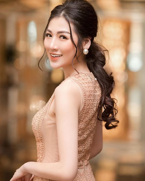 Với chiều cao amp;#34;khủngamp;#34;, 10 năm trước Á hậu Tú Anh đã nổi bật dù chỉ diện đồ học sinh - 1