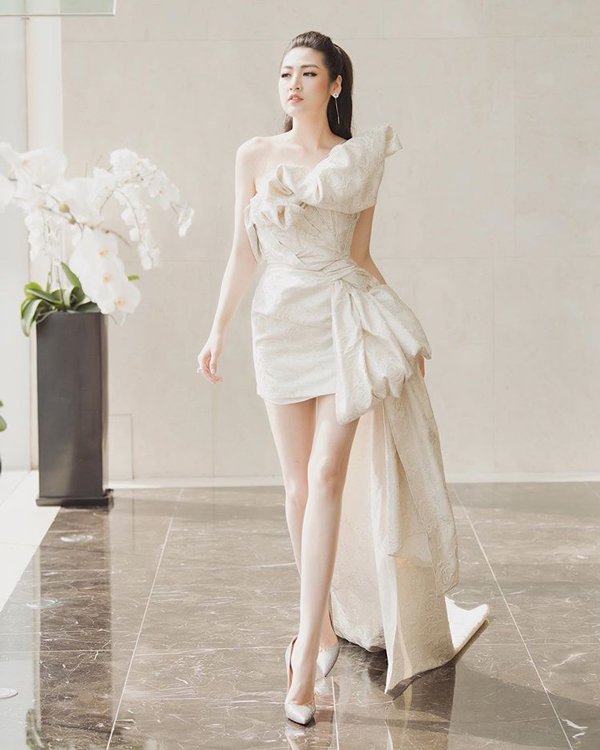 Với chiều cao amp;#34;khủngamp;#34;, 10 năm trước Á hậu Tú Anh đã nổi bật dù chỉ diện đồ học sinh - 4