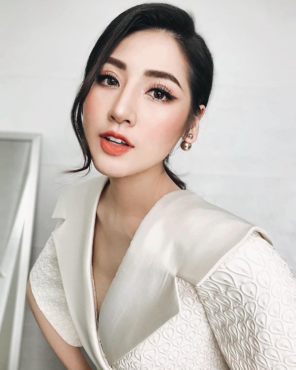 Với chiều cao amp;#34;khủngamp;#34;, 10 năm trước Á hậu Tú Anh đã nổi bật dù chỉ diện đồ học sinh - 2