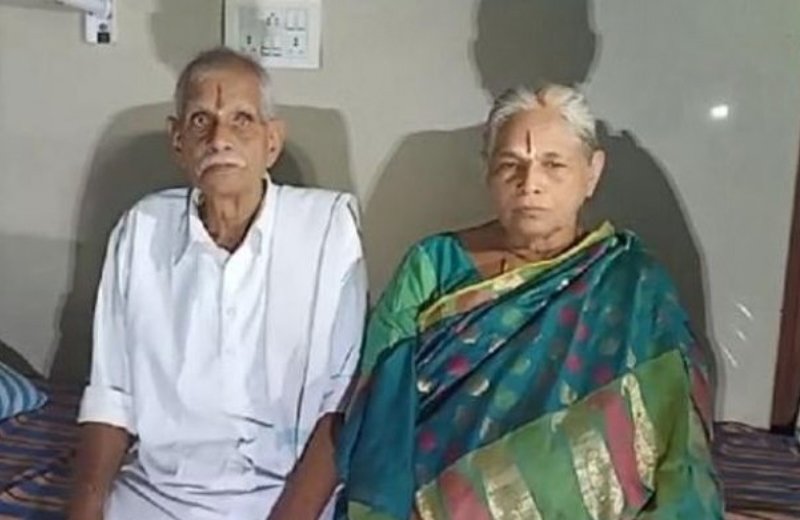 Trước đó 1 tháng, một bà mẹ người Ấn Độ khác cũng sinh đôi thành công ở tuổi 74 dù đã mãn kinh gần 30 năm. 
