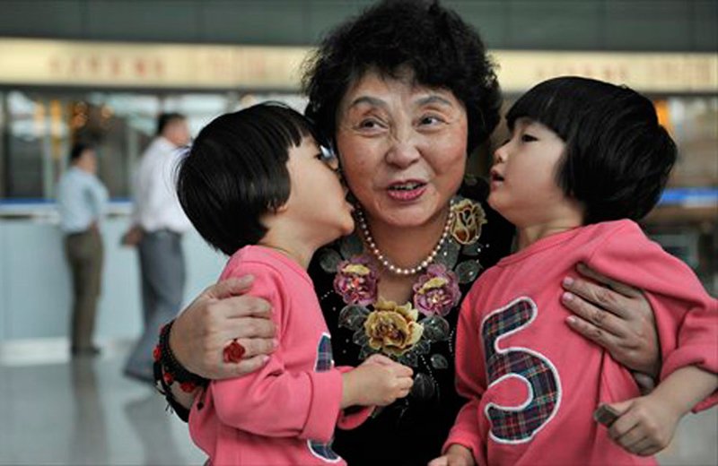 Bên cạnh đó, áp lực kinh tế khi phải nuôi con dù đã lớn tuổi cũng khiến nhiều bà mẹ già lao đao. Chẳng hạn như bà Sheng Hailin sinh đôi ở tuổi 60 đã phải đi làm trở lại ngay khi chưa hết cữ để kiếm tiền nuôi 2 con. 
