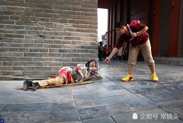 Giả làm ăn xin suốt 8 năm, trai đẹp cưới vợ xinh, tậu nhà hoành tráng - 3