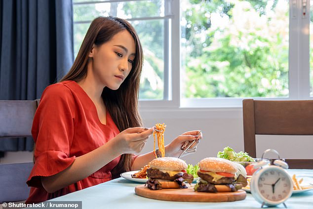 Chuyên gia khuyên không nên ăn tối sau 6 giờ kẻo làm tăng nguy cơ mắc bệnh tim - 1
