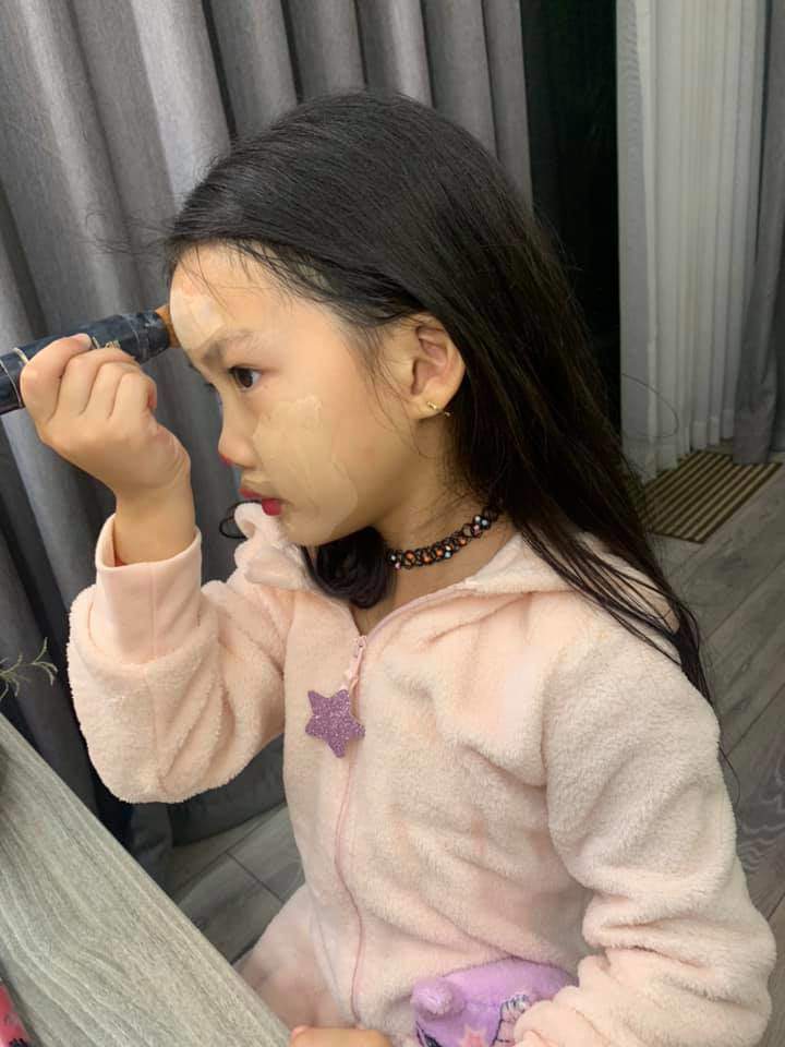 Lisa nhà Hồ Ngọc Hà đã không còn sợ bố cấm trang điểm, nũng nịu xin mẹ cho làm đẹp và nói 1 câu về Kim Lý - 5