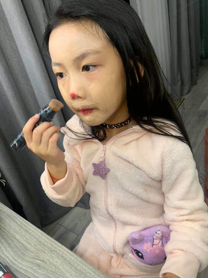 Lisa nhà Hồ Ngọc Hà đã không còn sợ bố cấm trang điểm, nũng nịu xin mẹ cho làm đẹp và nói 1 câu về Kim Lý - 6