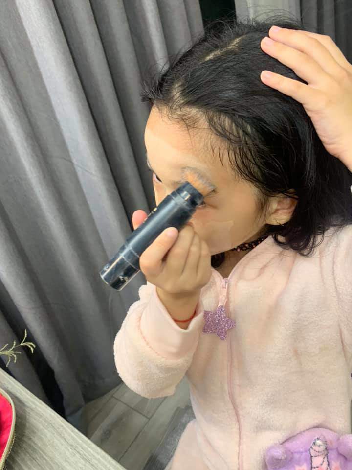 Bị nhắc vì để con 6 tuổi trang điểm mỗi ngày, Ốc Thanh Vân đáp amp;#34;không có gì nghiêm trọngamp;#34; - 3