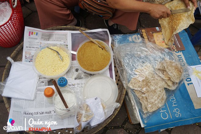 Mẹ HN bán bánh đa kê vỉa hè 20 năm tấp nập người mua, bán 1000 miếng không xuể - 3