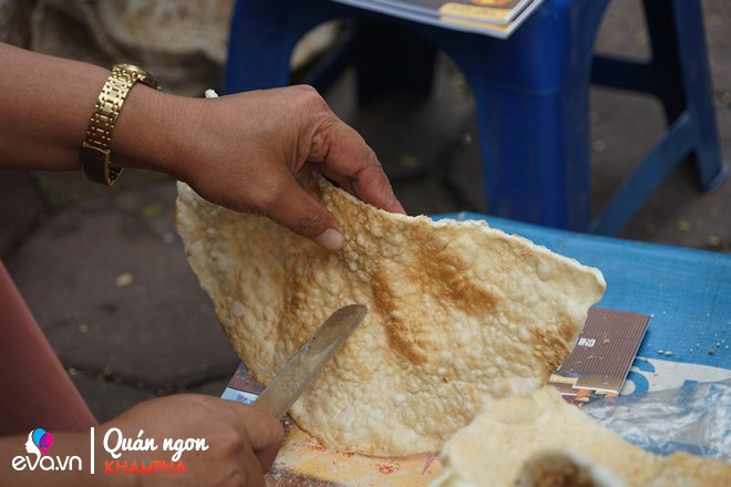 Mẹ HN bán bánh đa kê vỉa hè 20 năm tấp nập người mua, bán 1000 miếng không xuể - 8