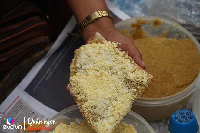 Mẹ HN bán bánh đa kê vỉa hè 20 năm tấp nập người mua, bán 1000 miếng không xuể - 11