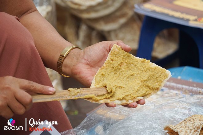 Mẹ HN bán bánh đa kê vỉa hè 20 năm tấp nập người mua, bán 1000 miếng không xuể - 10