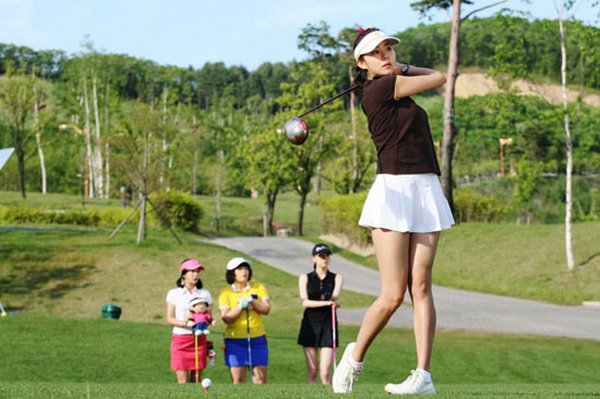 Chơi môn thể thao của giới thượng lưu, nữ MC đầu tư cả kho đồ tập cực sành điệu - 11
