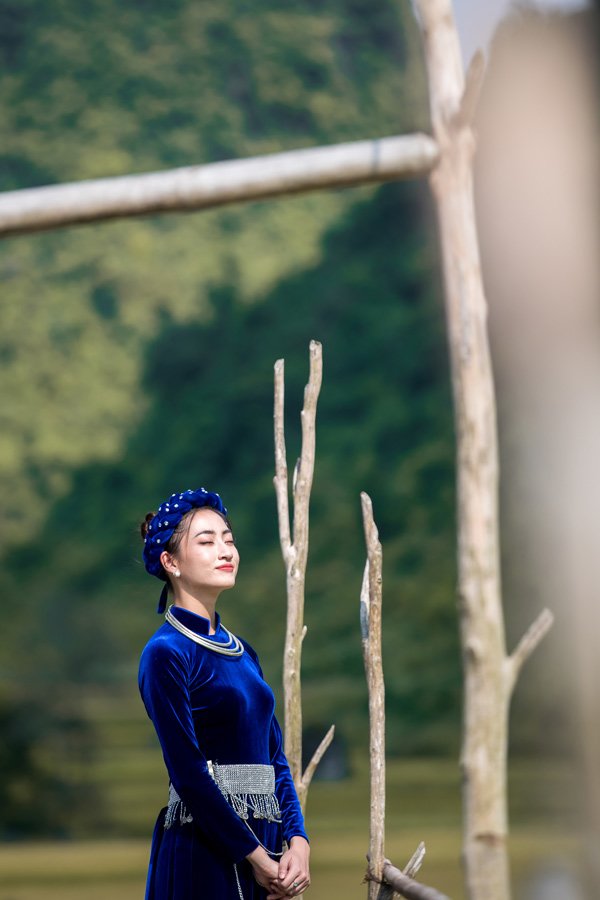 Diện lại áo dài cũ, Hoa hậu Lương Thuỳ Linh vẫn đẹp ngất ngây - 2
