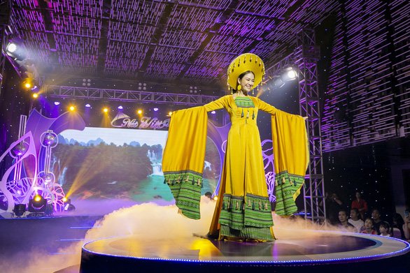 Khoe khéo chân thon với bộ váy đỏ rực rỡ, sắc vóc Lê Âu Ngân Anh ngày một khác trước - 5