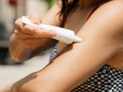Sức khỏe - Người phụ nữ gãy xương vì ho, bác sĩ nói thiếu vitamin D do bôi quá nhiều kem chống nắng