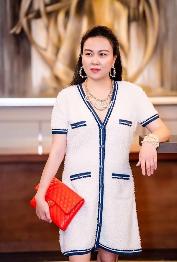 Ngọc Trinh, Phượng Chanel bạo tay sắm hàng hiệu tiền tỷ, mặc thả ga chẳng lo amp;#34;người taamp;#34; - 17
