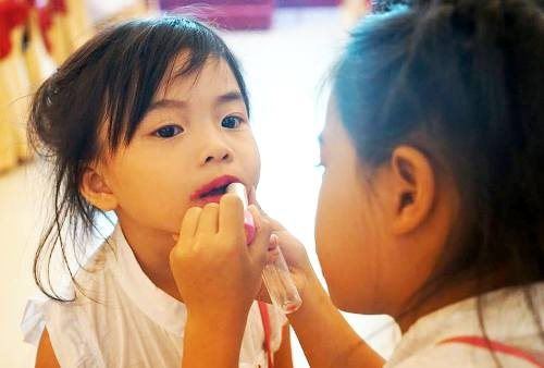 Bị nhắc vì để con 6 tuổi trang điểm mỗi ngày, Ốc Thanh Vân đáp amp;#34;không có gì nghiêm trọngamp;#34; - 6