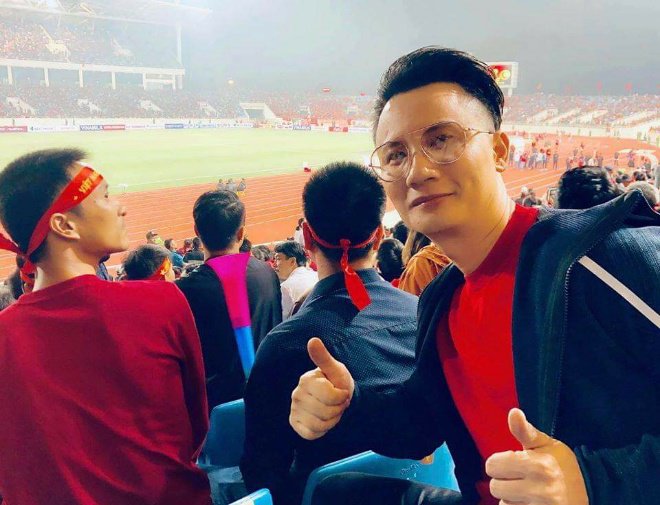 Việt Nam 1-0 UAE: Hoài Linh amp;#34;hờnamp;#34; không được lên TV, Bảo Anh amp;#34;cởi hếtamp;#34; ăn mừng - 4