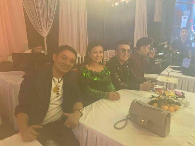 Việt Nam 1-0 UAE: Hoài Linh amp;#34;hờnamp;#34; không được lên TV, Bảo Anh amp;#34;cởi hếtamp;#34; ăn mừng - 5