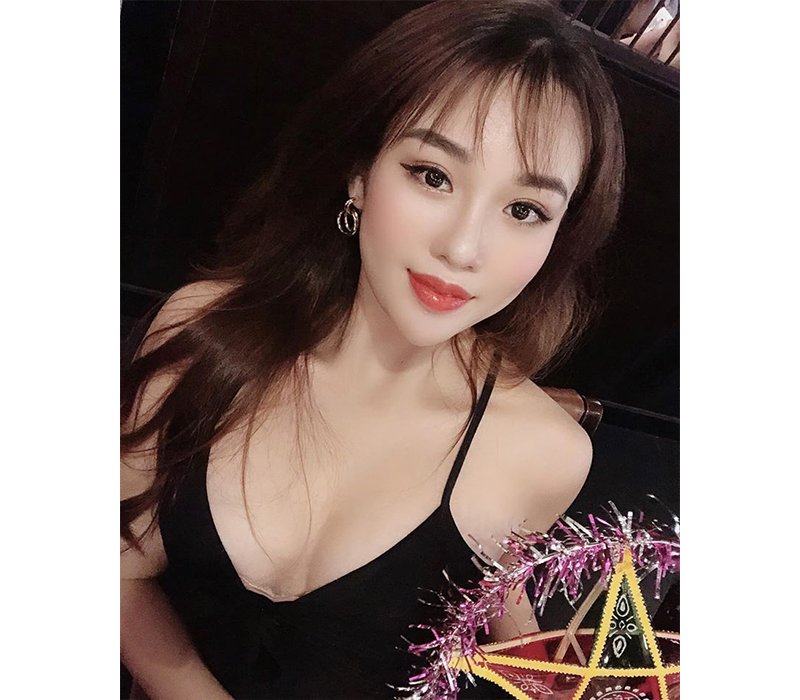 Cô nàng thường xuyên chia sẻ lên mạng xã hội những khoảnh khắc với vòng 1 cực sexy, gợi cảm.
