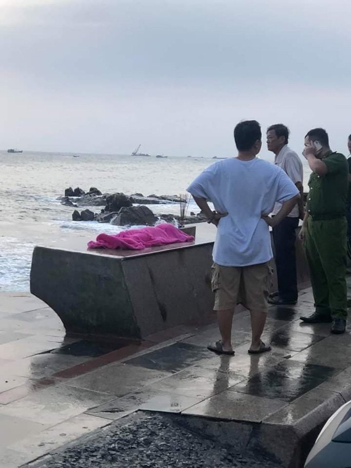 Thi thể bé gái được tìm thấy tại biển Vũng Tàu. Ảnh NLĐ
