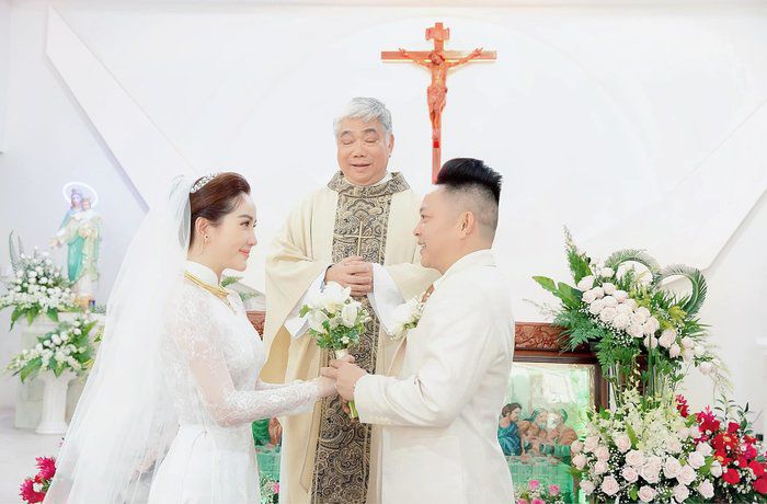 Bảo Thy diện áo dài phối ren, đầu đội vương miện lộng lẫy trong lễ cưới tại nhà thờ - 6