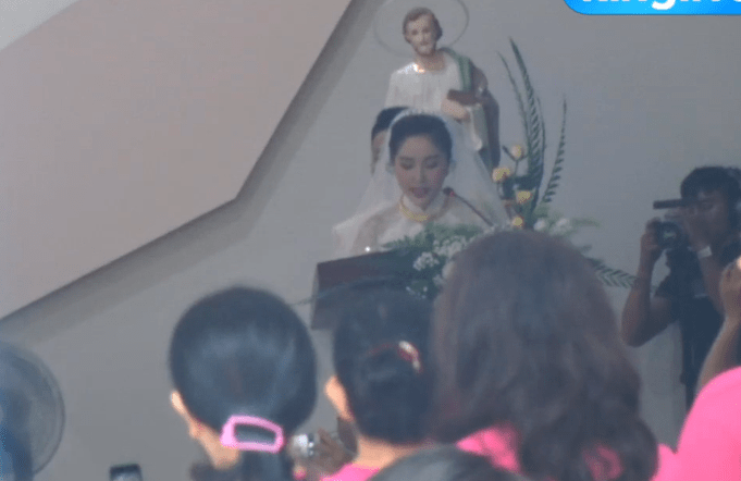 Bảo Thy diện áo dài phối ren, đầu đội vương miện lộng lẫy trong lễ cưới tại nhà thờ - 4