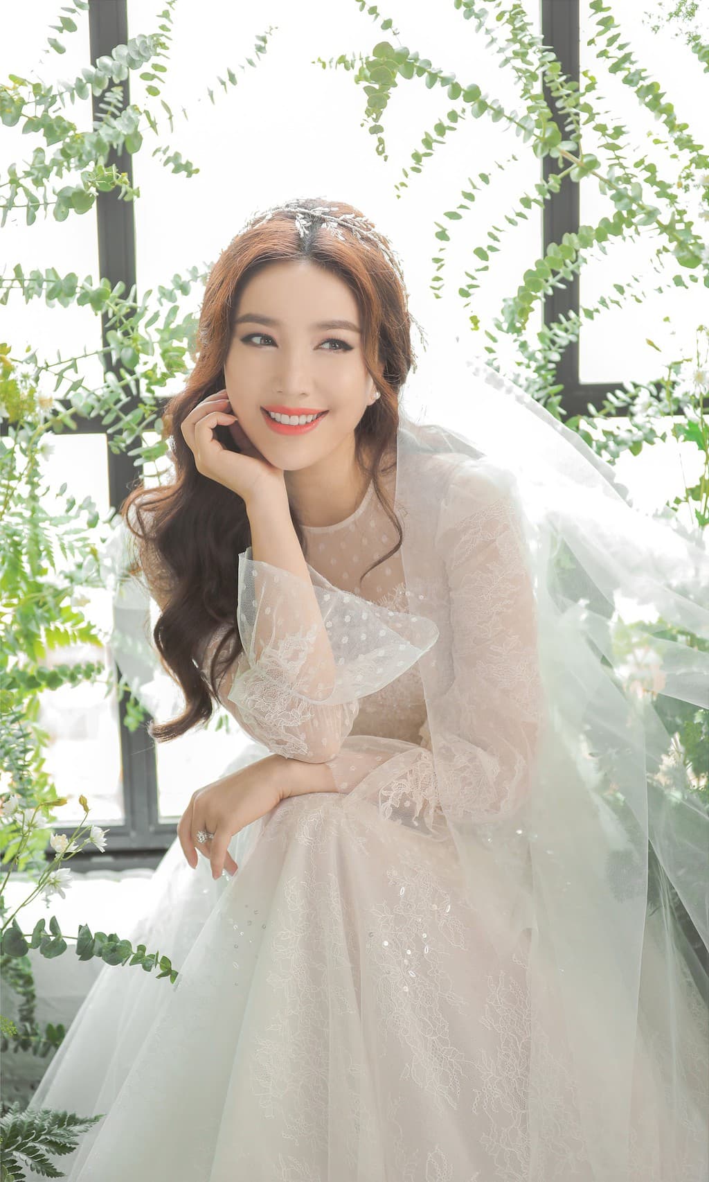 Bảo Thy diện áo dài phối ren, đầu đội vương miện lộng lẫy trong lễ cưới tại nhà thờ - 9