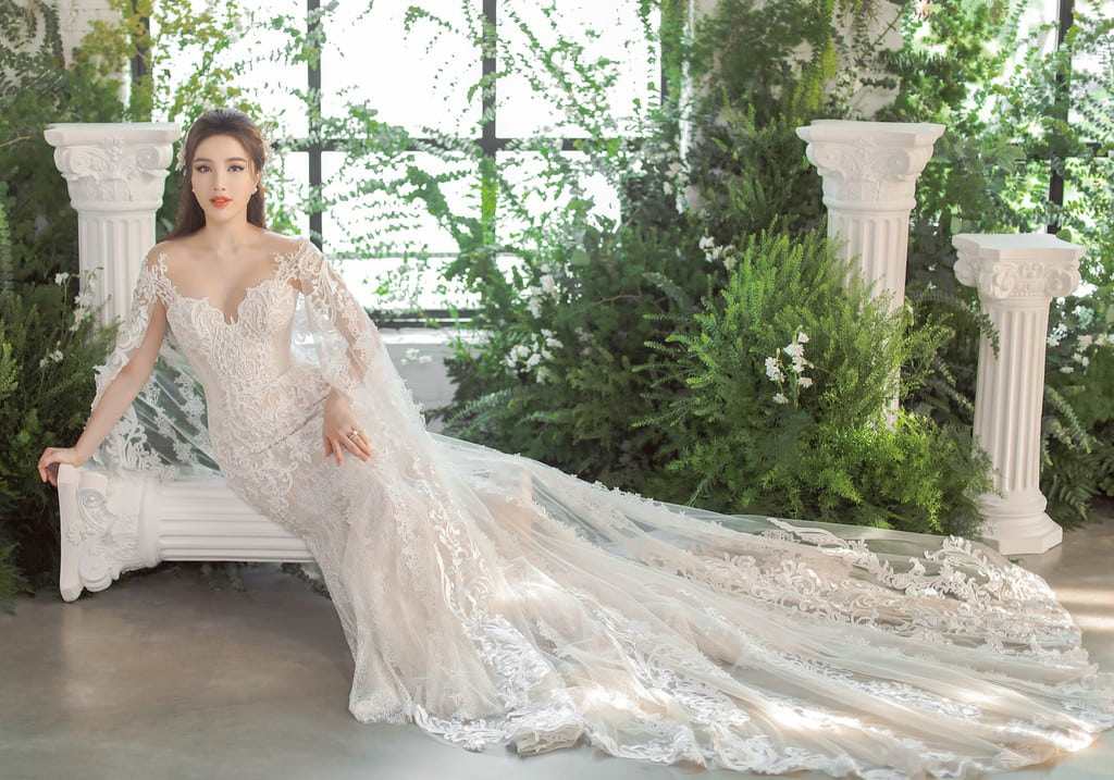 Bảo Thy diện áo dài phối ren, đầu đội vương miện lộng lẫy trong lễ cưới tại nhà thờ - 8