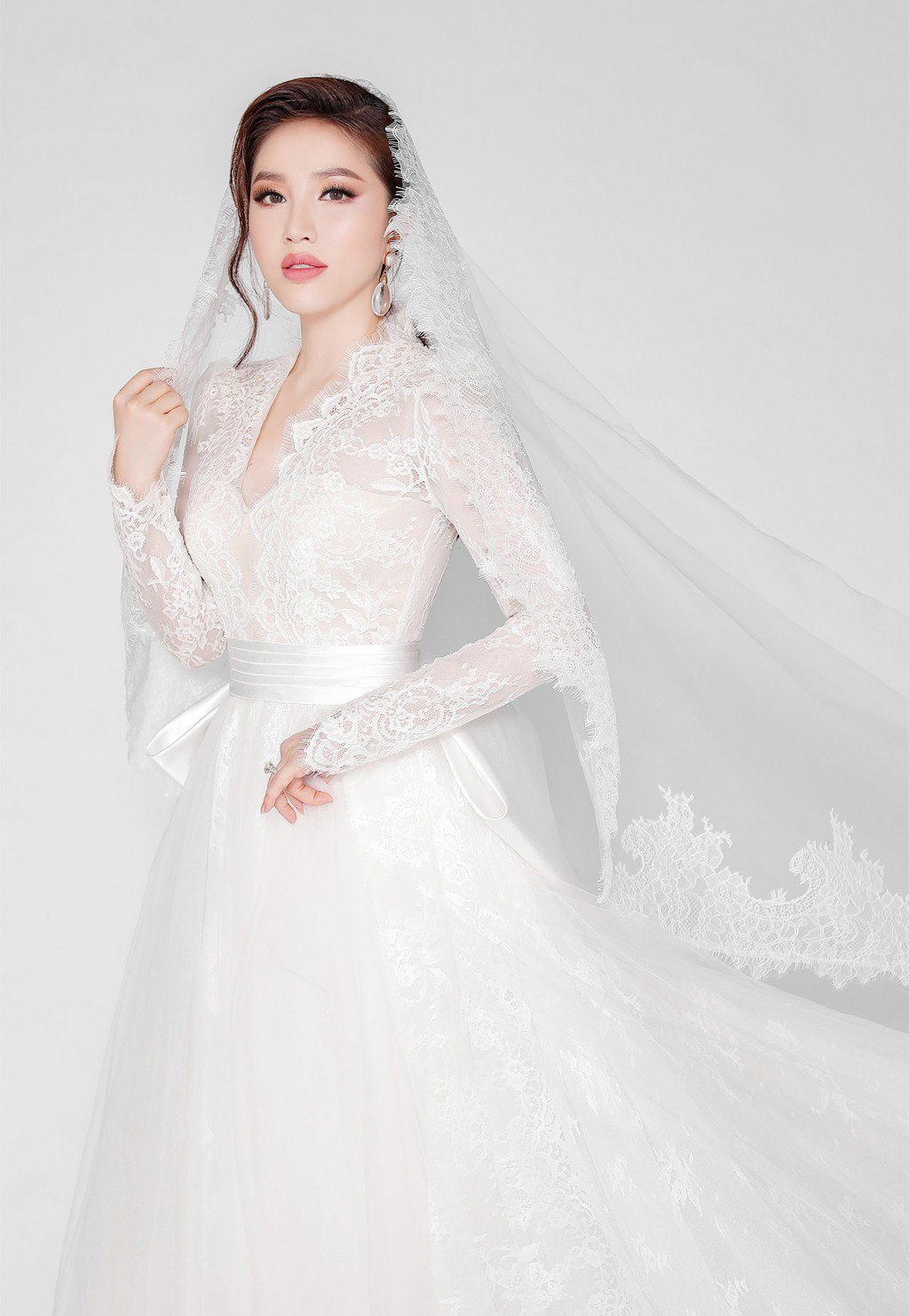 Bảo Thy diện áo dài phối ren, đầu đội vương miện lộng lẫy trong lễ cưới tại nhà thờ - 10
