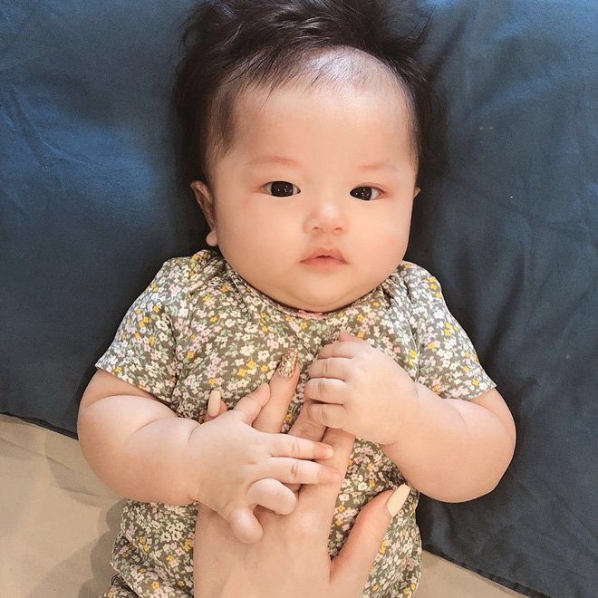 Bé gái từng được Bảo Thy bế, ngủ chung giường giờ xuất hiện trong đám cưới cô cực dễ thương - 18