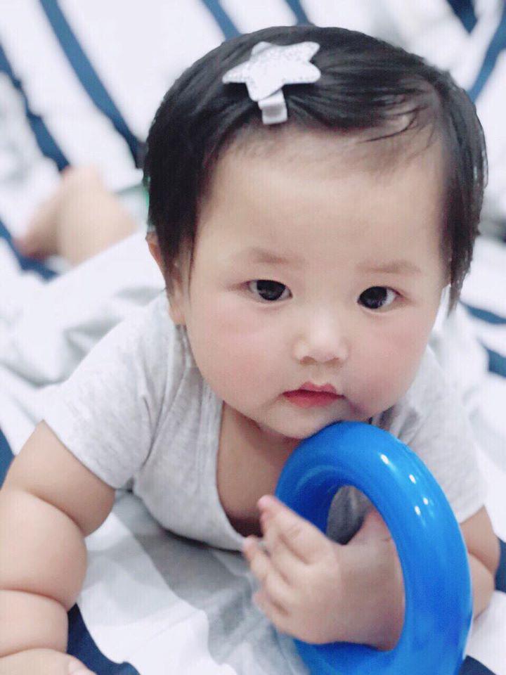 Bé gái từng được Bảo Thy bế, ngủ chung giường giờ xuất hiện trong đám cưới cô cực dễ thương - 13