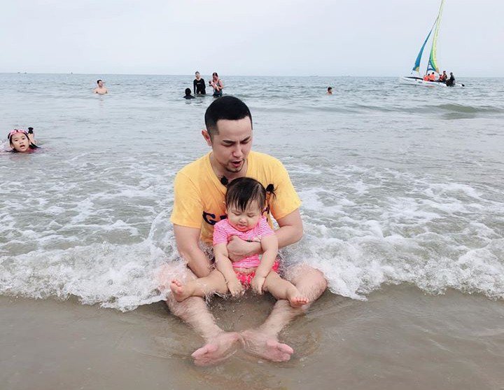 Bé gái từng được Bảo Thy bế, ngủ chung giường giờ xuất hiện trong đám cưới cô cực dễ thương - 14